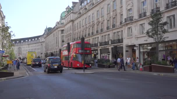 ロンドン イギリス 2023年10月10日 ロンドンのダウンタウン地区のオックスフォードサーカスストリートエリアを歩くスローモーションの人々 イギリスのロンドンにある主要な道路と有名なショッピングストリートです — ストック動画