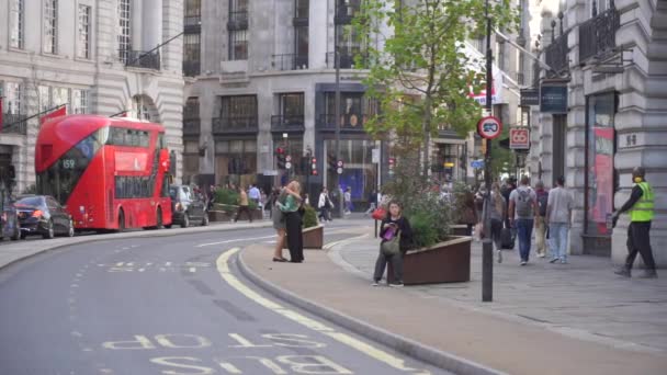 ロンドン イギリス 2023年10月10日 ロンドンのダウンタウン地区のオックスフォードサーカスストリートエリアを歩くスローモーションの人々 イギリスのロンドンにある主要な道路と有名なショッピングストリートです — ストック動画