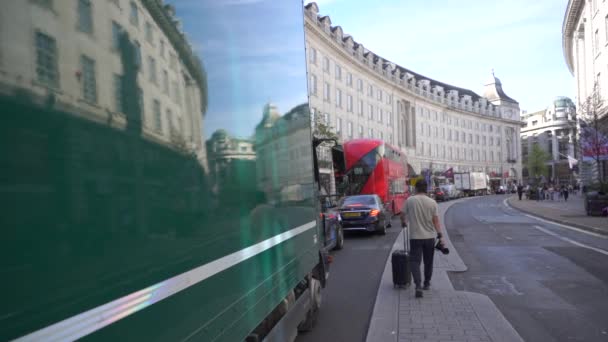 英国伦敦 2023年10月10日 在伦敦商业区牛津马戏团街上散步的慢镜头人 那是伦敦的一条主要道路和著名的购物街 — 图库视频影像