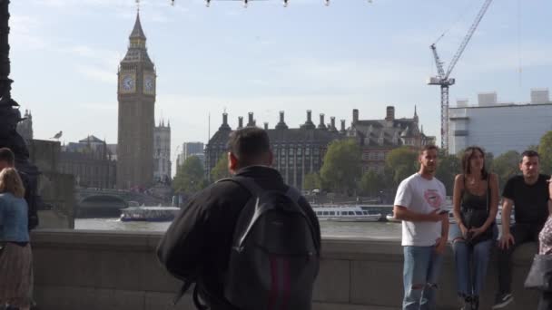 2023년 10월 웨스트민스터 다리를 통과하는 교통과 보행자의 런던은 영국에서 세계에서 — 비디오