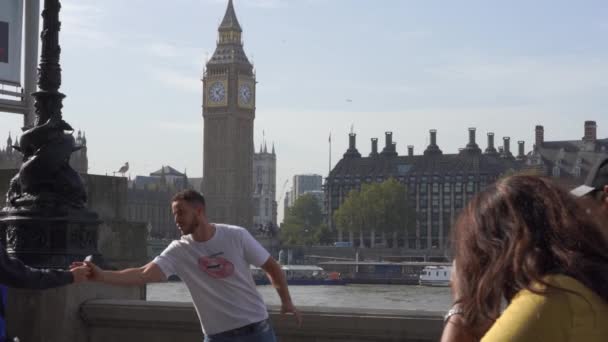 London Storbritannien Oktober 2023 Slow Motion View Traffic Pedestrians Passing — Stockvideo