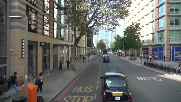 2023年10月9日 伦敦市繁忙街道景观的慢动作 从上层窗户观看 它是世界上游客最多的城市 — 图库视频影像