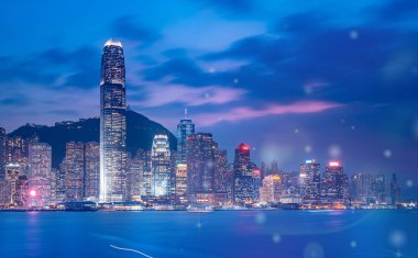 Hong Kong City gece görünümü arka plan ile Soyut bokeh ışık; Çift Pozlama