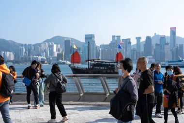 Hong Kong, Çin: 3 Ocak 2024: Yıldızlar Bulvarı 'nı ziyaret eden turistler. Yıldız Bulvarı, Hong Kong 'daki Victoria Limanı boyunca yer almaktadır. 