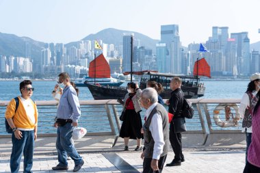 Hong Kong, Çin: 3 Ocak 2024: Yıldızlar Bulvarı 'nı ziyaret eden turistler. Yıldız Bulvarı, Hong Kong 'daki Victoria Limanı boyunca yer almaktadır. 