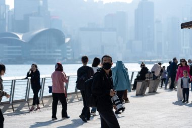 Hong Kong, Çin: 3 Ocak 2024: Yıldızlar Bulvarı 'nı ziyaret eden turistler. Yıldız Bulvarı, Hong Kong 'daki Victoria Limanı boyunca yer almaktadır. 