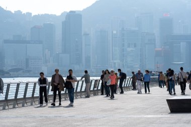 Hong Kong, Çin: 3 Ocak 2024: Yıldızlar Bulvarı 'nı ziyaret eden turistler. Yıldız Bulvarı, Hong Kong 'daki Victoria Limanı boyunca yer almaktadır. 