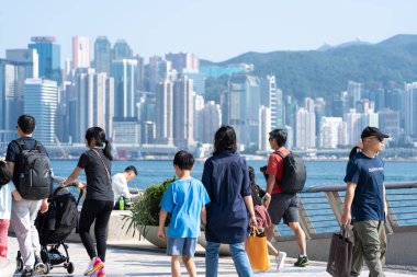 Hong Kong, Çin: 3 Ocak 2024: Yıldızlar Bulvarı 'nı ziyaret eden turistler. Yıldız Bulvarı, Hong Kong 'daki Victoria Limanı boyunca yer almaktadır. 