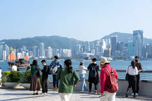 stock image Hong Kong, China: January 03, 2024: Tourists visiting the Avenue of the Stars. The Avenue of Stars is located along the Victoria Harbor in Hong Kong 