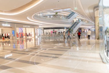 Shenzhen, Çin, 4 Ocak 2023: Uniwalk Center 'ın içi. Bu, Shenzhen 'deki çok katlı karma kullanım geliştirmesine ek olarak beş katlı bir perakende..