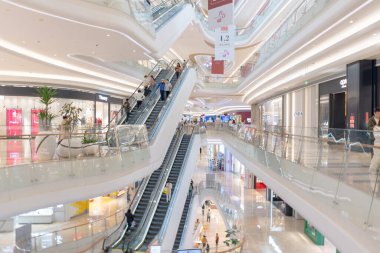 Shenzhen, Çin, 4 Ocak 2023: Uniwalk Center 'ın içi. Bu, Shenzhen 'deki çok katlı karma kullanım geliştirmesine ek olarak beş katlı bir perakende..