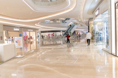 Shenzhen, Çin, 4 Ocak 2023: Uniwalk Center 'ın içi. Bu, Shenzhen 'deki çok katlı karma kullanım geliştirmesine ek olarak beş katlı bir perakende..
