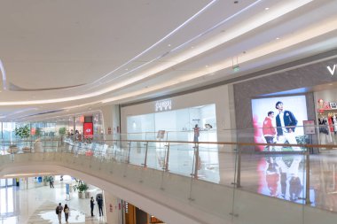 Shenzhen, Çin, 4 Ocak 2023: Uniwalk Center 'ın içi. Bu, Shenzhen 'deki çok katlı karma kullanım geliştirmesine ek olarak beş katlı bir perakende..