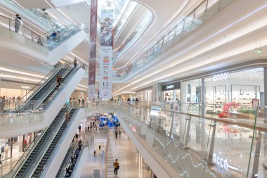 Shenzhen, Çin, 4 Ocak 2023: Uniwalk Center 'ın içi. Bu, Shenzhen 'deki çok katlı karma kullanım geliştirmesine ek olarak beş katlı bir perakende..