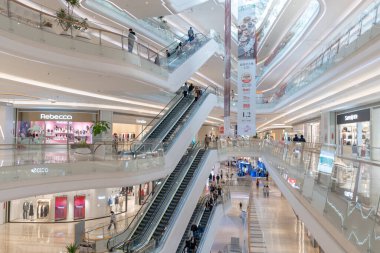 Shenzhen, Çin, 4 Ocak 2023: Uniwalk Center 'ın içi. Bu, Shenzhen 'deki çok katlı karma kullanım geliştirmesine ek olarak beş katlı bir perakende..