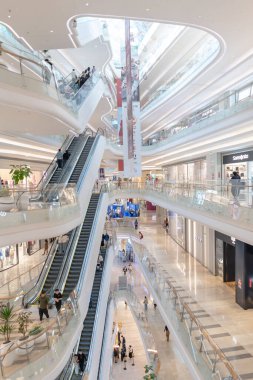 Shenzhen, Çin, 4 Ocak 2023: Uniwalk Center 'ın içi. Bu, Shenzhen 'deki çok katlı karma kullanım geliştirmesine ek olarak beş katlı bir perakende..