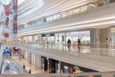 Shenzhen, Çin, 4 Ocak 2023: Uniwalk Center 'ın içi. Bu, Shenzhen 'deki çok katlı karma kullanım geliştirmesine ek olarak beş katlı bir perakende..