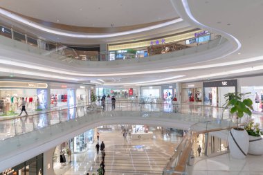 Shenzhen, Çin, 4 Ocak 2023: Uniwalk Center 'ın içi. Bu, Shenzhen 'deki çok katlı karma kullanım geliştirmesine ek olarak beş katlı bir perakende..