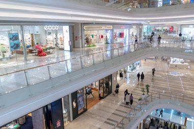 Shenzhen, Çin, 4 Ocak 2023: Uniwalk Center 'ın içi. Bu, Shenzhen 'deki çok katlı karma kullanım geliştirmesine ek olarak beş katlı bir perakende..