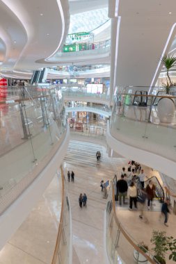 Shenzhen, Çin, 4 Ocak 2023: Uniwalk Center 'ın içi. Bu, Shenzhen 'deki çok katlı karma kullanım geliştirmesine ek olarak beş katlı bir perakende..