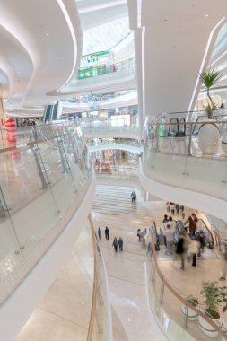 Shenzhen, Çin, 4 Ocak 2023: Uniwalk Center 'ın içi. Bu, Shenzhen 'deki çok katlı karma kullanım geliştirmesine ek olarak beş katlı bir perakende..