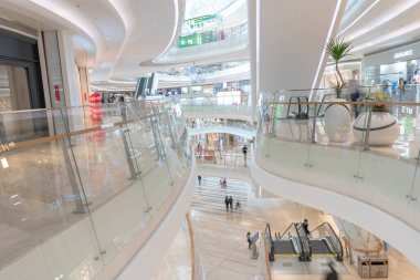 Shenzhen, Çin, 4 Ocak 2023: Uniwalk Center 'ın içi. Bu, Shenzhen 'deki çok katlı karma kullanım geliştirmesine ek olarak beş katlı bir perakende..