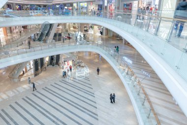 Shenzhen, Çin, 4 Ocak 2023: Uniwalk Center 'ın içi. Bu, Shenzhen 'deki çok katlı karma kullanım geliştirmesine ek olarak beş katlı bir perakende..