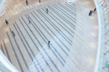 Shenzhen, Çin, 4 Ocak 2023: Uniwalk Center 'ın içi. Bu, Shenzhen 'deki çok katlı karma kullanım geliştirmesine ek olarak beş katlı bir perakende..