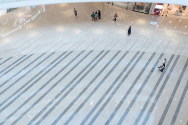 Shenzhen, Çin, 4 Ocak 2023: Uniwalk Center 'ın içi. Bu, Shenzhen 'deki çok katlı karma kullanım geliştirmesine ek olarak beş katlı bir perakende..