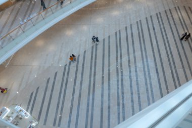 Shenzhen, Çin, 4 Ocak 2023: Uniwalk Center 'ın içi. Bu, Shenzhen 'deki çok katlı karma kullanım geliştirmesine ek olarak beş katlı bir perakende..