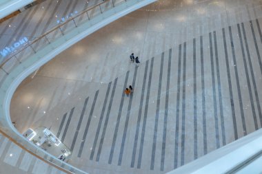 Shenzhen, Çin, 4 Ocak 2023: Uniwalk Center 'ın içi. Bu, Shenzhen 'deki çok katlı karma kullanım geliştirmesine ek olarak beş katlı bir perakende..