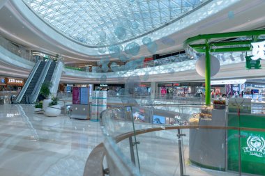 Shenzhen, Çin, 4 Ocak 2023: Uniwalk Center 'ın içi. Bu, Shenzhen 'deki çok katlı karma kullanım geliştirmesine ek olarak beş katlı bir perakende..