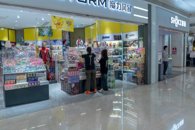 Shenzhen, Çin, 4 Ocak 2023: Uniwalk Center 'ın içi. Bu, Shenzhen 'deki çok katlı karma kullanım geliştirmesine ek olarak beş katlı bir perakende..