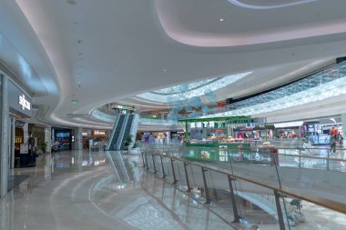 Shenzhen, Çin, 4 Ocak 2023: Uniwalk Center 'ın içi. Bu, Shenzhen 'deki çok katlı karma kullanım geliştirmesine ek olarak beş katlı bir perakende..