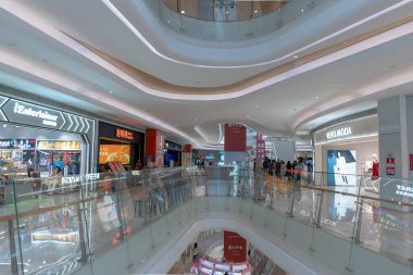 Shenzhen, Çin, 4 Ocak 2023: Uniwalk Center 'ın içi. Bu, Shenzhen 'deki çok katlı karma kullanım geliştirmesine ek olarak beş katlı bir perakende..