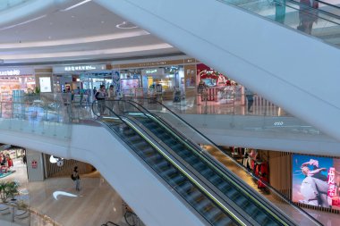 Shenzhen, Çin, 4 Ocak 2023: Uniwalk Center 'ın içi. Bu, Shenzhen 'deki çok katlı karma kullanım geliştirmesine ek olarak beş katlı bir perakende..