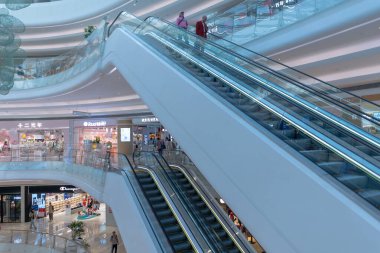 Shenzhen, Çin, 4 Ocak 2023: Uniwalk Center 'ın içi. Bu, Shenzhen 'deki çok katlı karma kullanım geliştirmesine ek olarak beş katlı bir perakende..