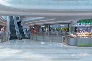 Shenzhen, Çin, 4 Ocak 2023: Uniwalk Center 'ın içi. Bu, Shenzhen 'deki çok katlı karma kullanım geliştirmesine ek olarak beş katlı bir perakende..