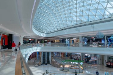 Shenzhen, Çin, 4 Ocak 2023: Uniwalk Center 'ın içi. Bu, Shenzhen 'deki çok katlı karma kullanım geliştirmesine ek olarak beş katlı bir perakende..