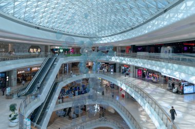 Shenzhen, Çin, 4 Ocak 2023: Uniwalk Center 'ın içi. Bu, Shenzhen 'deki çok katlı karma kullanım geliştirmesine ek olarak beş katlı bir perakende..