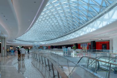 Shenzhen, Çin, 4 Ocak 2023: Uniwalk Center 'ın içi. Bu, Shenzhen 'deki çok katlı karma kullanım geliştirmesine ek olarak beş katlı bir perakende..