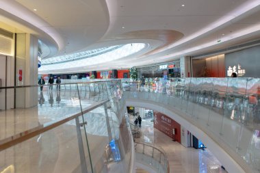 Shenzhen, Çin, 4 Ocak 2023: Uniwalk Center 'ın içi. Bu, Shenzhen 'deki çok katlı karma kullanım geliştirmesine ek olarak beş katlı bir perakende..