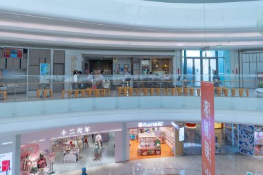 Shenzhen, Çin, 4 Ocak 2023: Uniwalk Center 'ın içi. Bu, Shenzhen 'deki çok katlı karma kullanım geliştirmesine ek olarak beş katlı bir perakende..