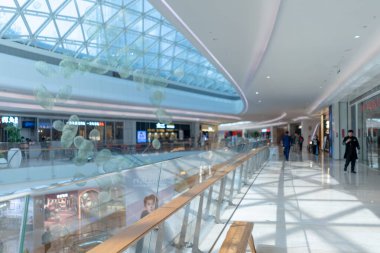 Shenzhen, Çin, 4 Ocak 2023: Uniwalk Center 'ın içi. Bu, Shenzhen 'deki çok katlı karma kullanım geliştirmesine ek olarak beş katlı bir perakende..