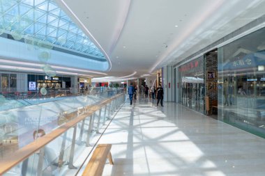 Shenzhen, Çin, 4 Ocak 2023: Uniwalk Center 'ın içi. Bu, Shenzhen 'deki çok katlı karma kullanım geliştirmesine ek olarak beş katlı bir perakende..