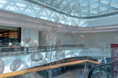 Shenzhen, Çin, 4 Ocak 2023: Uniwalk Center 'ın içi. Bu, Shenzhen 'deki çok katlı karma kullanım geliştirmesine ek olarak beş katlı bir perakende..