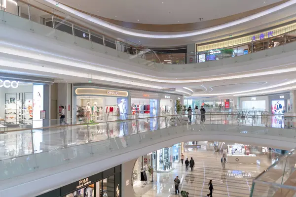 Shenzhen, Çin, 4 Ocak 2023: Uniwalk Center 'ın içi. Bu, Shenzhen 'deki çok katlı karma kullanım geliştirmesine ek olarak beş katlı bir perakende..