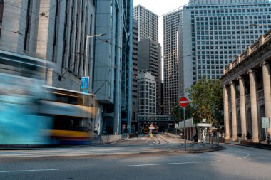 Hong Kong 'daki işlek şehir caddesi.