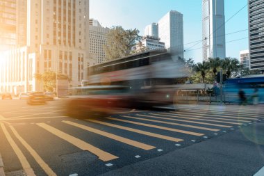 Şehir halkı, Hong Kong 'dan geçen zebralarla meşgul.