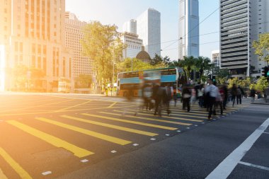 Şehir halkı, Hong Kong 'dan geçen zebralarla meşgul.